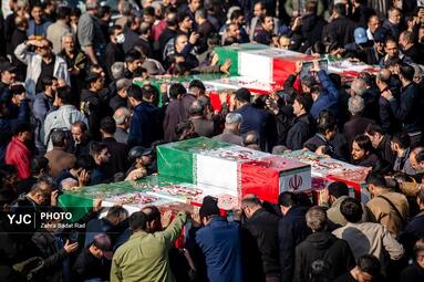 تشییع ۳۰۰ شهید گمنام، پیام انسجام مردم را به جهان مخابره کرد تشییع ۳۰۰ شهید گمنام، پیام انسجام مردم را به جهان مخابره کرد